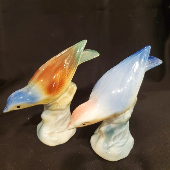 Vintage Pair Royal Copley Blue Yellow Green Blue Birds on a Leafy Stump - Picture 1 of 3